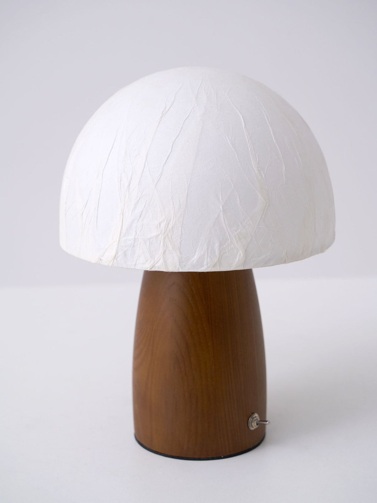 Nimbus Tischleuchte aus Holz und Stoff