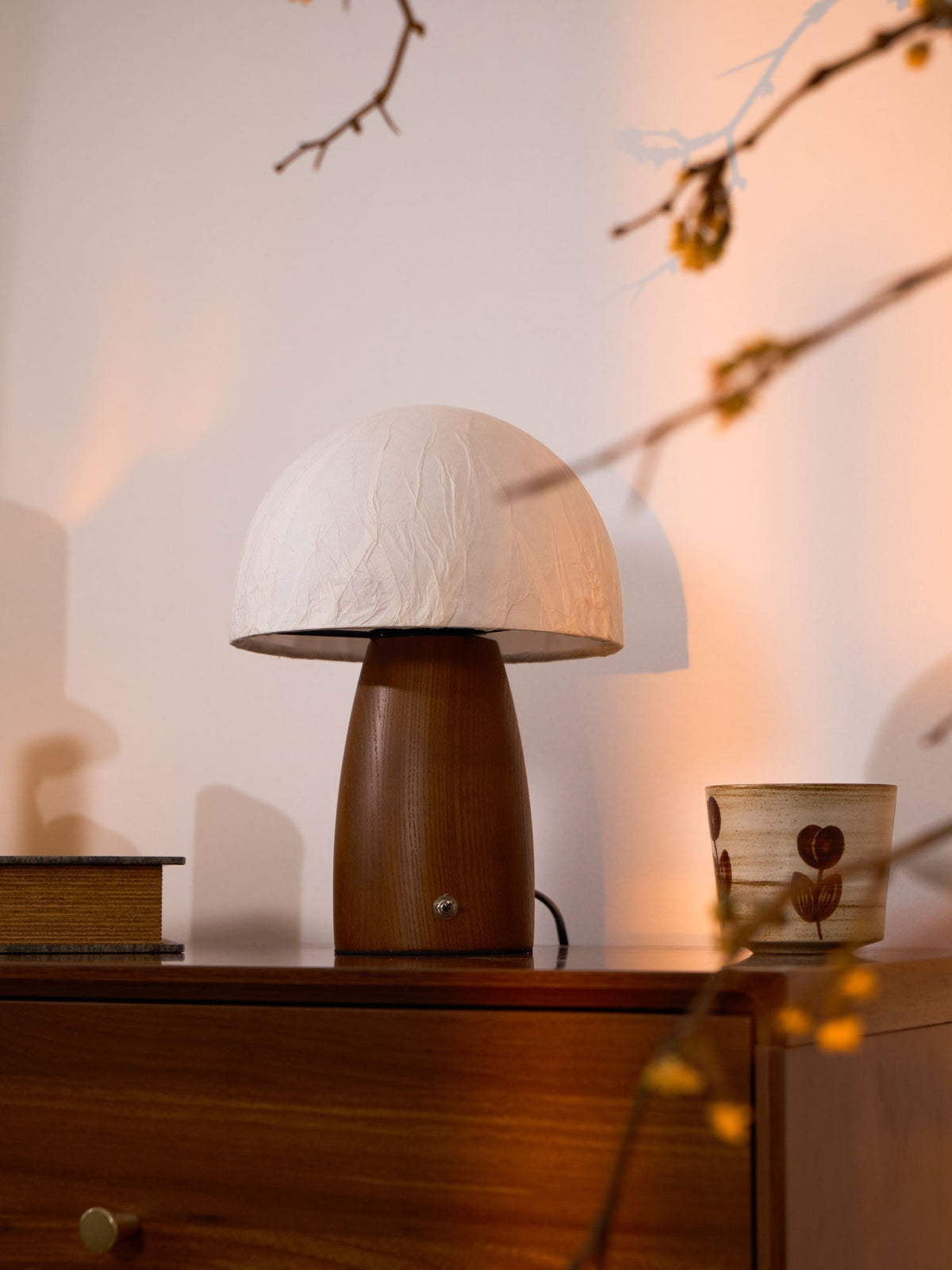 Nimbus Tischleuchte aus Holz und Stoff