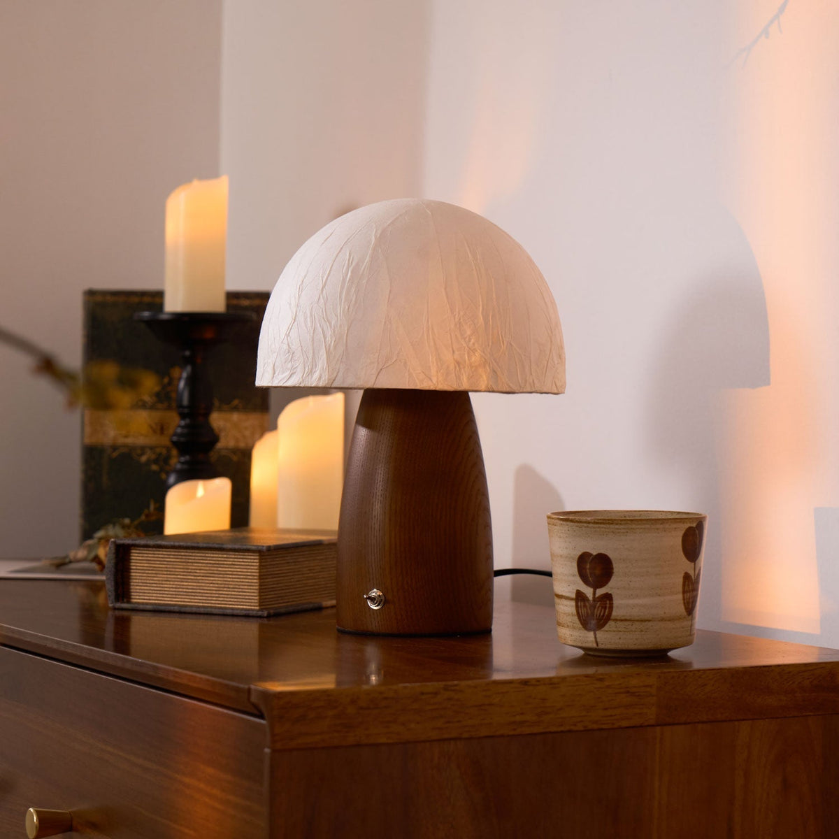 Nimbus Tischleuchte aus Holz und Stoff
