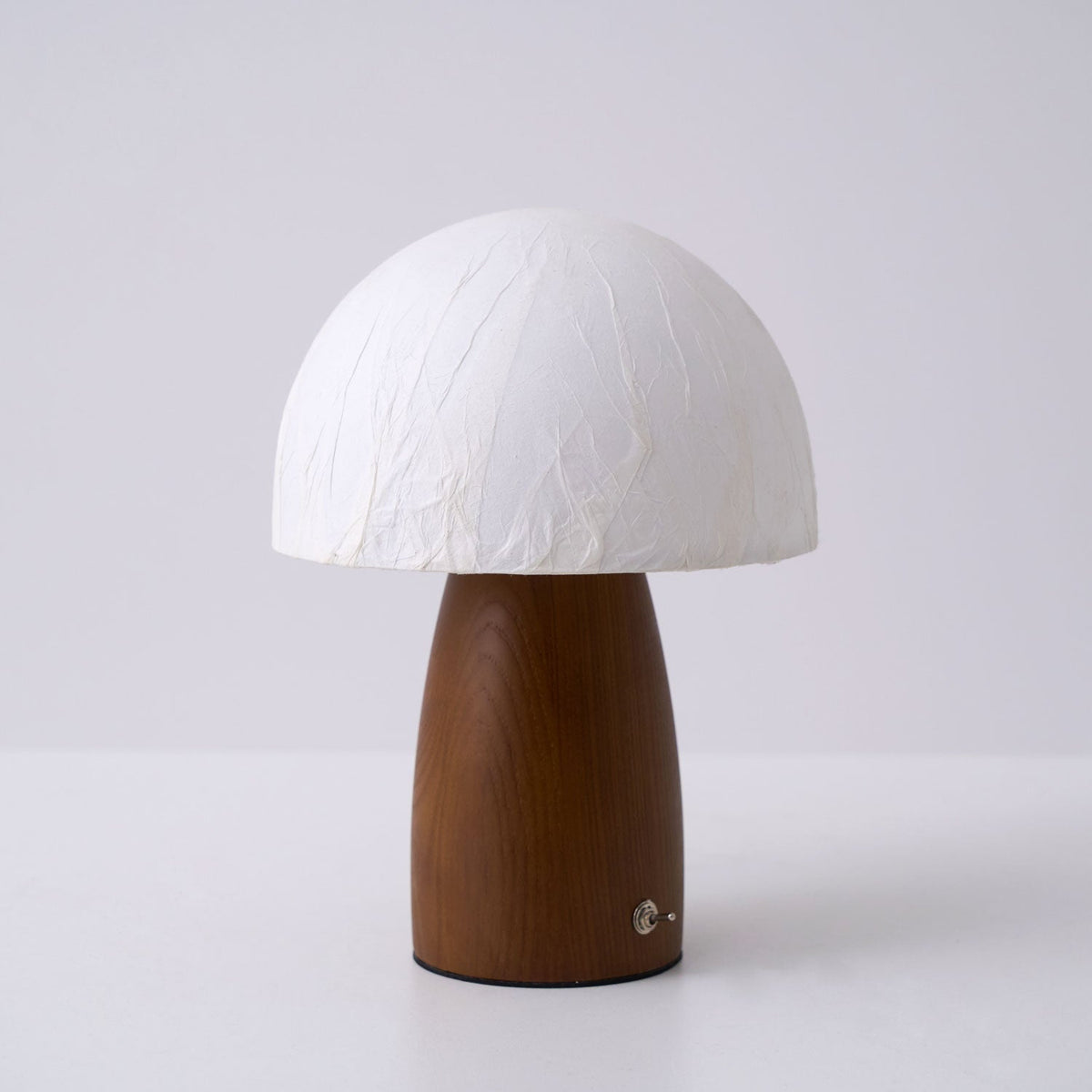 Nimbus Tischleuchte aus Holz und Stoff