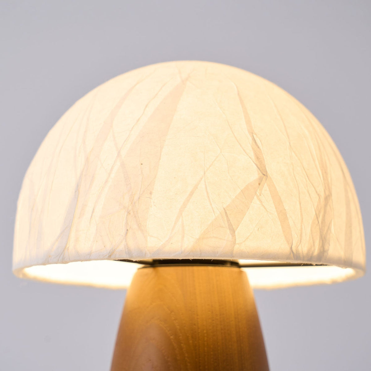 Nimbus Tischleuchte aus Holz und Stoff