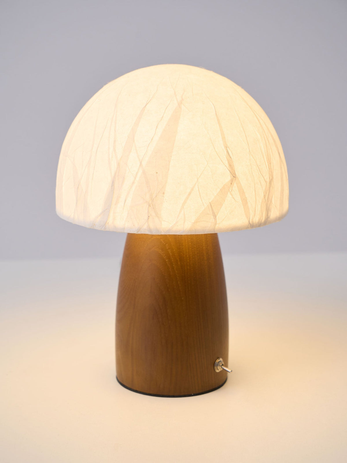 Nimbus Tischleuchte aus Holz und Stoff