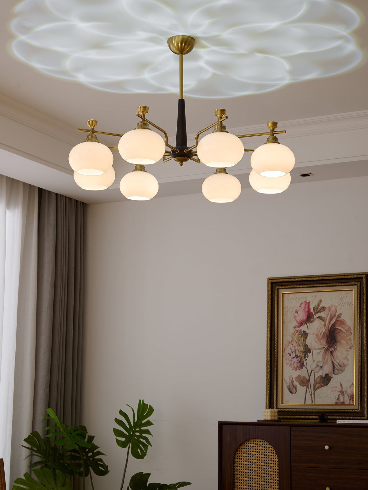 Velirara Kronleuchter aus Holz und Glas in traditionellem, einzigartigem Kugeldesign