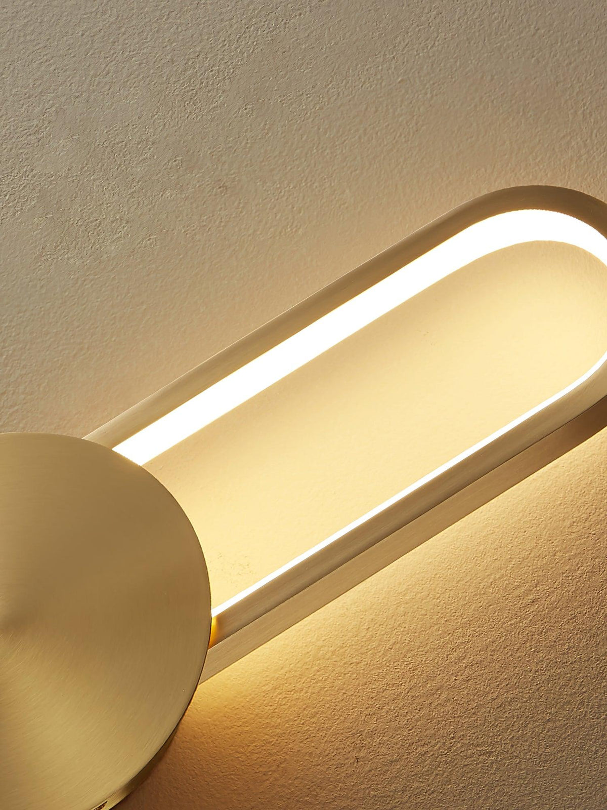 Orieniella zeitgenössische minimalistische Messing-Wandleuchte