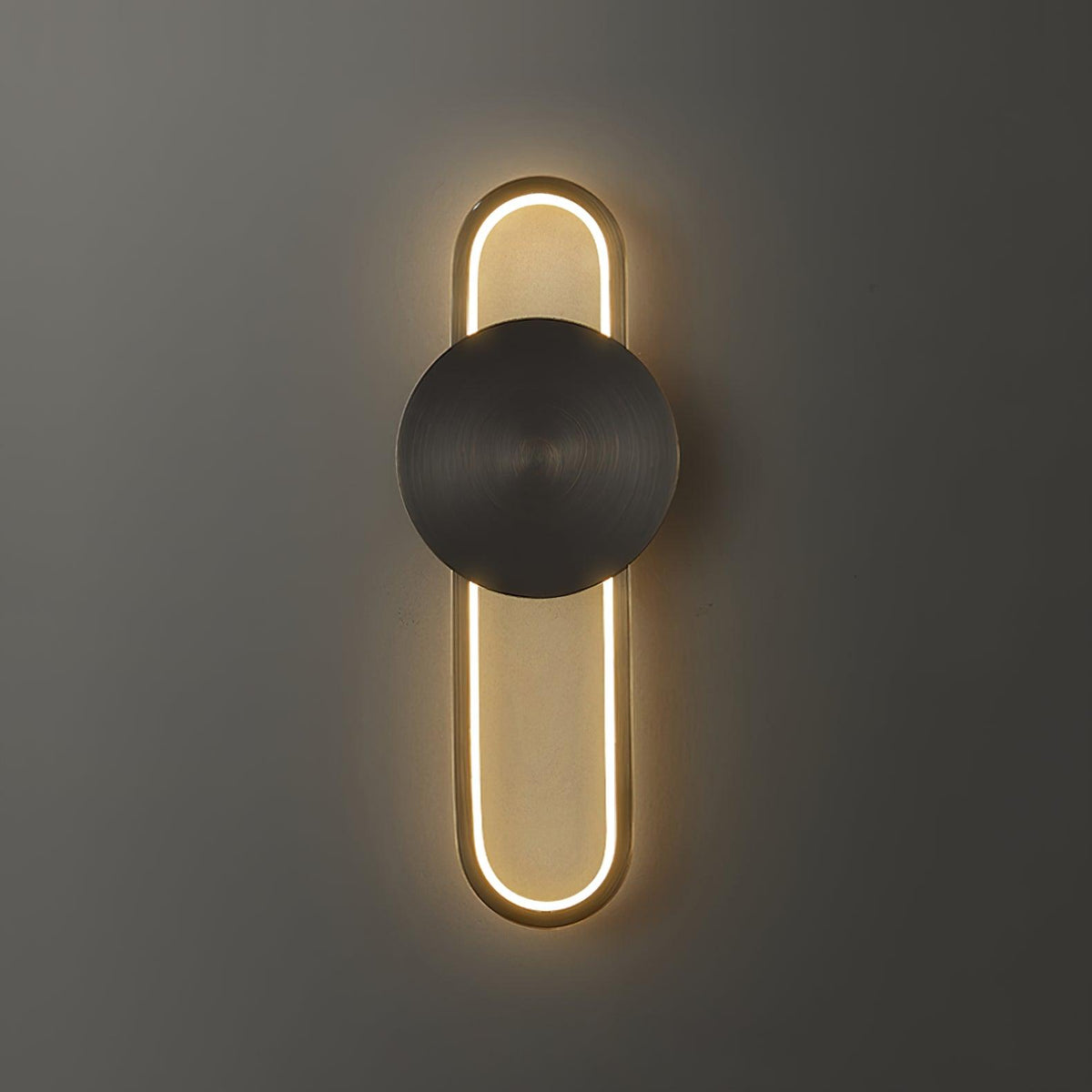Orieniella zeitgenössische minimalistische Messing-Wandleuchte
