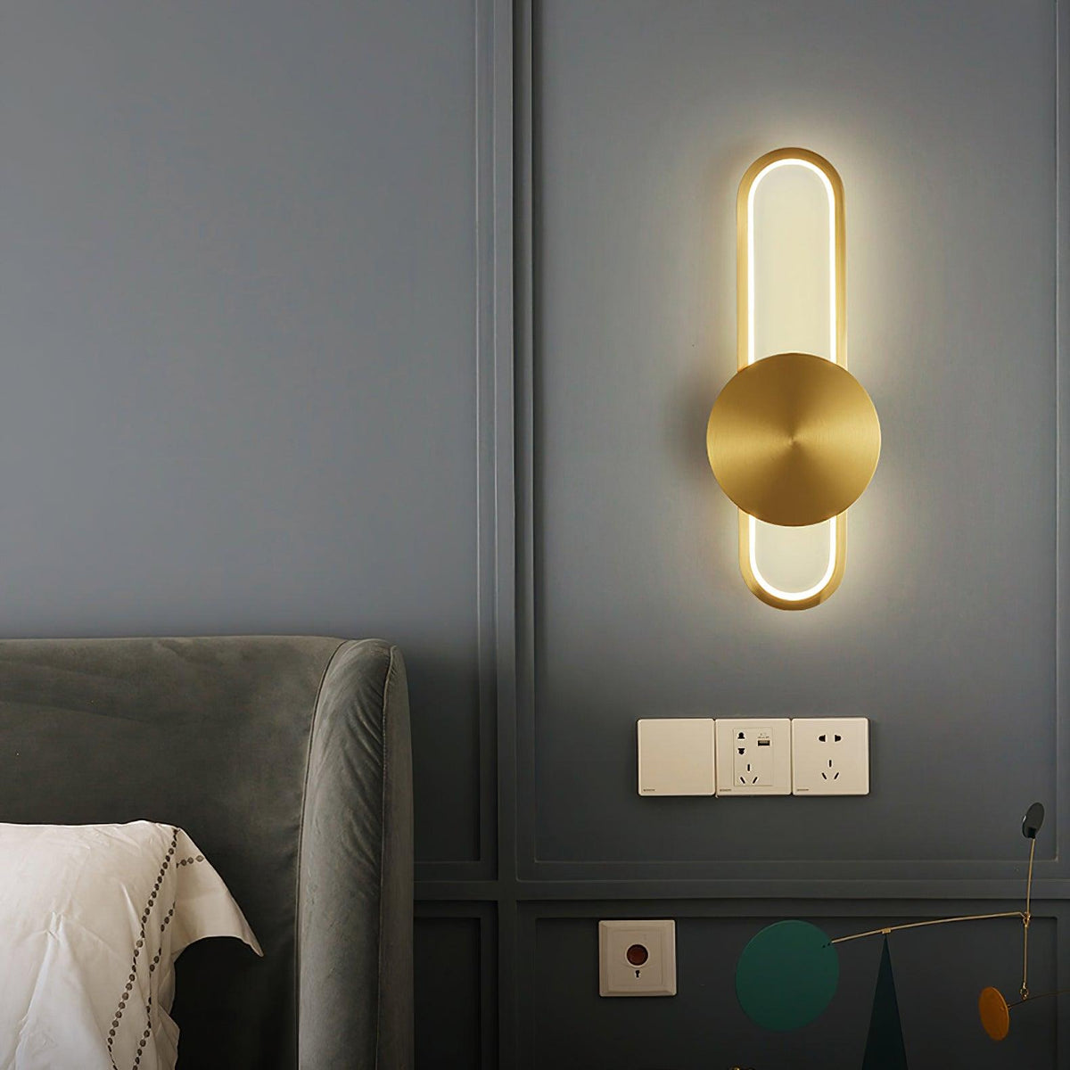 Orieniella zeitgenössische minimalistische Messing-Wandleuchte