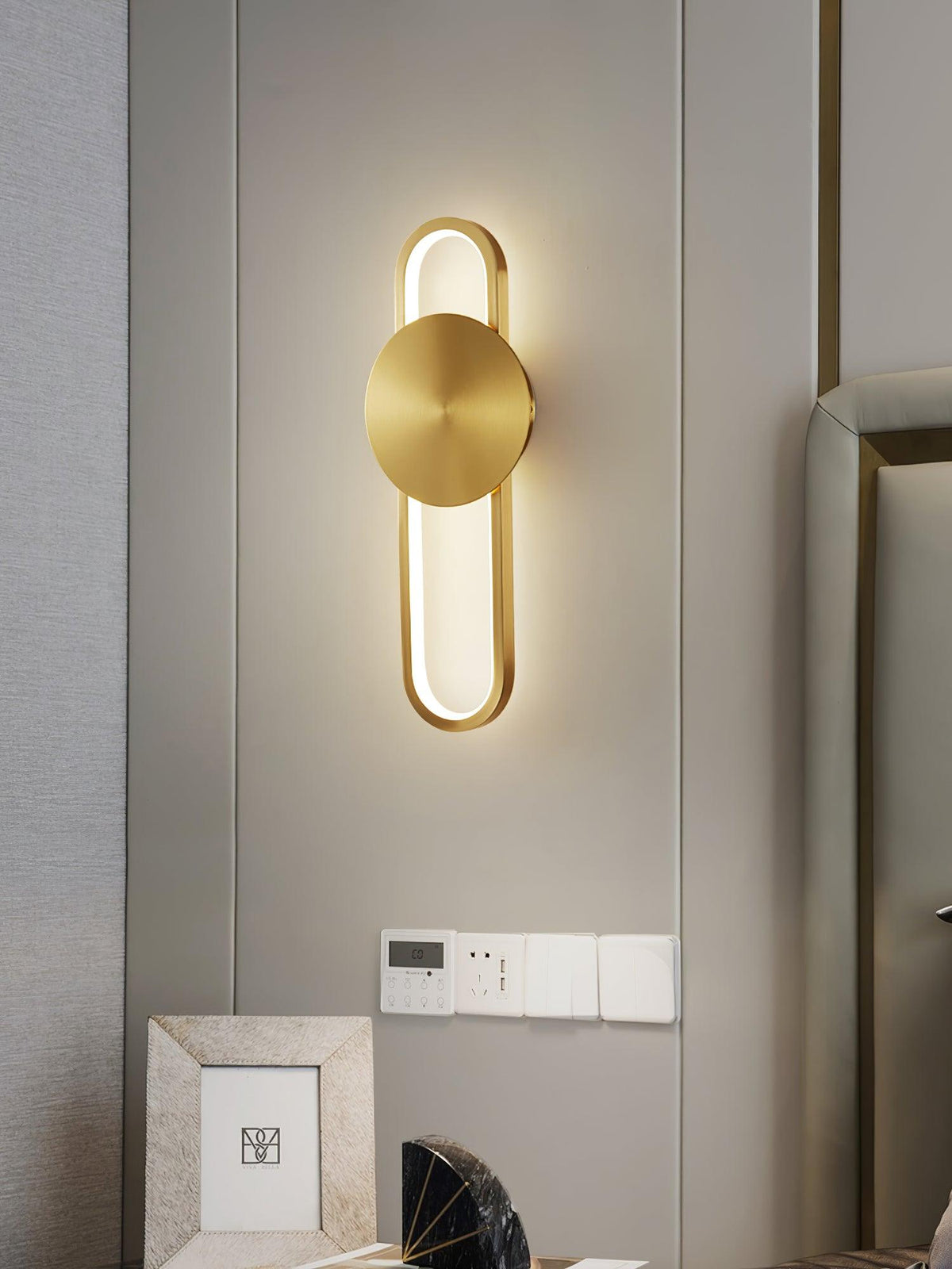 Orieniella zeitgenössische minimalistische Messing-Wandleuchte