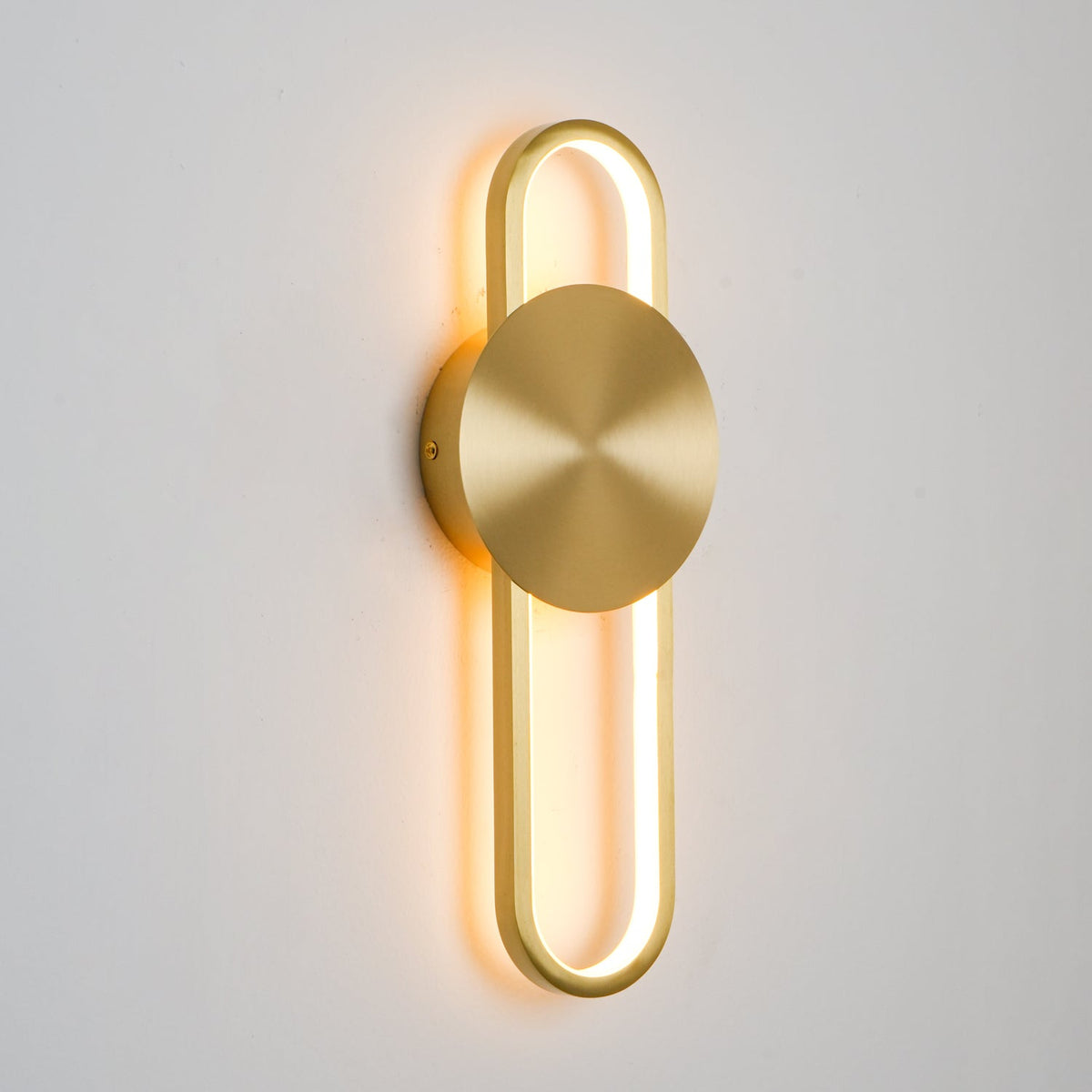 Orieniella zeitgenössische minimalistische Messing-Wandleuchte