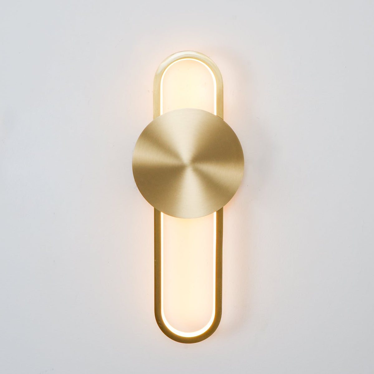 Orieniella zeitgenössische minimalistische Messing-Wandleuchte