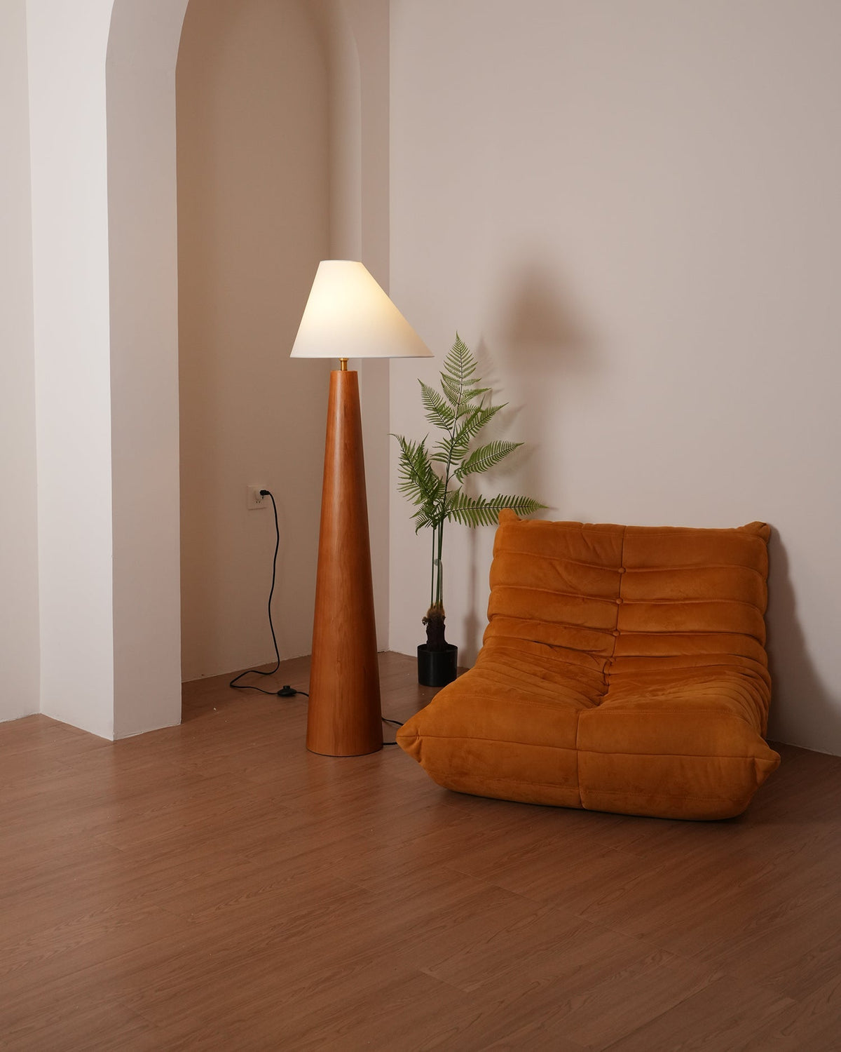 Pinnacle Minimalistische Stehleuchte aus Holz