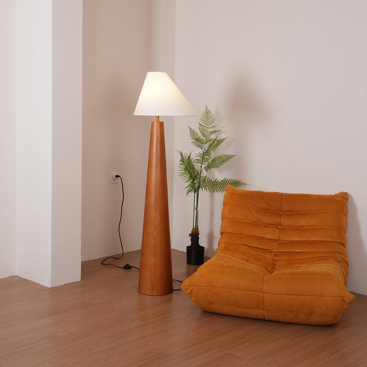 Pinnacle Minimalistische Stehleuchte aus Holz