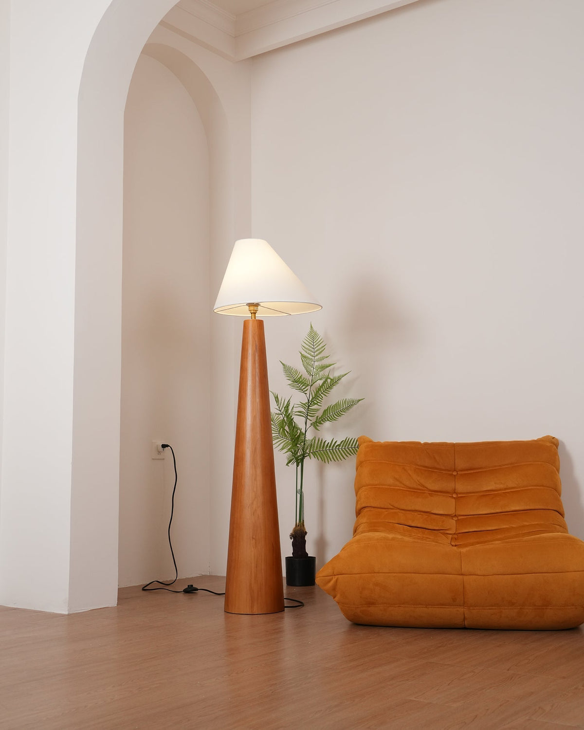Pinnacle Minimalistische Stehleuchte aus Holz