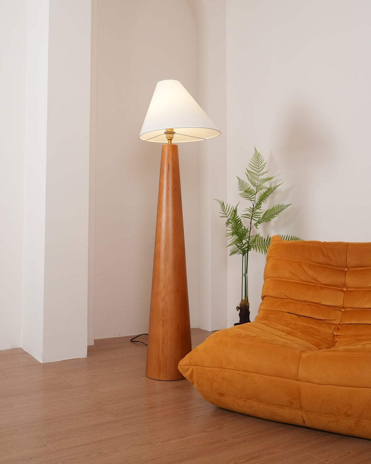 Pinnacle Minimalistische Stehleuchte aus Holz