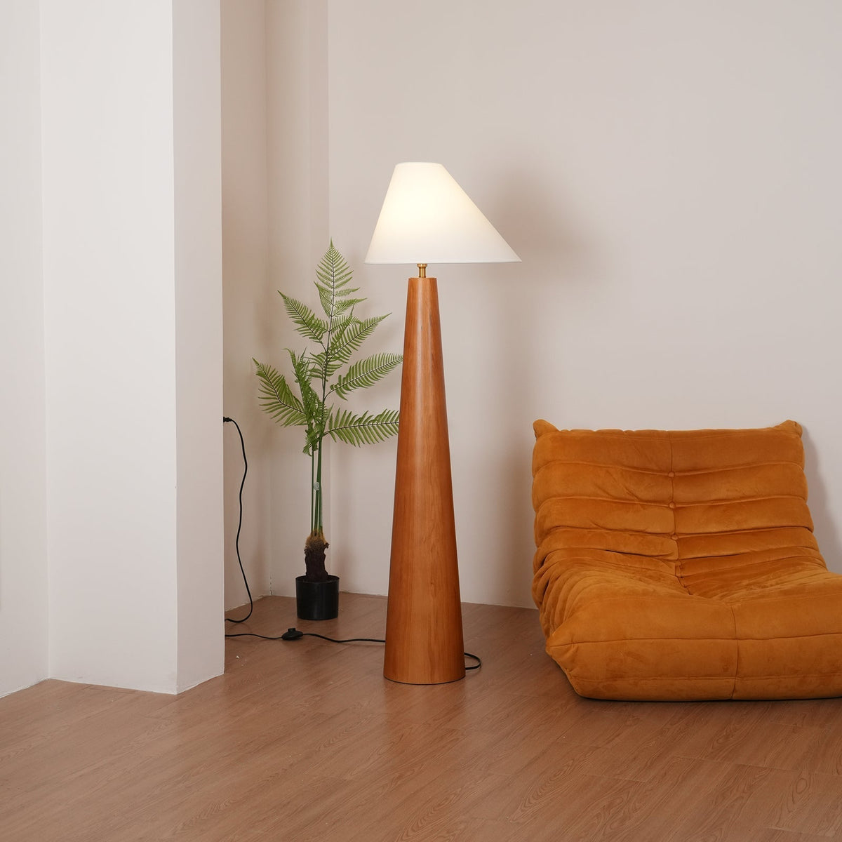 Pinnacle Minimalistische Stehleuchte aus Holz