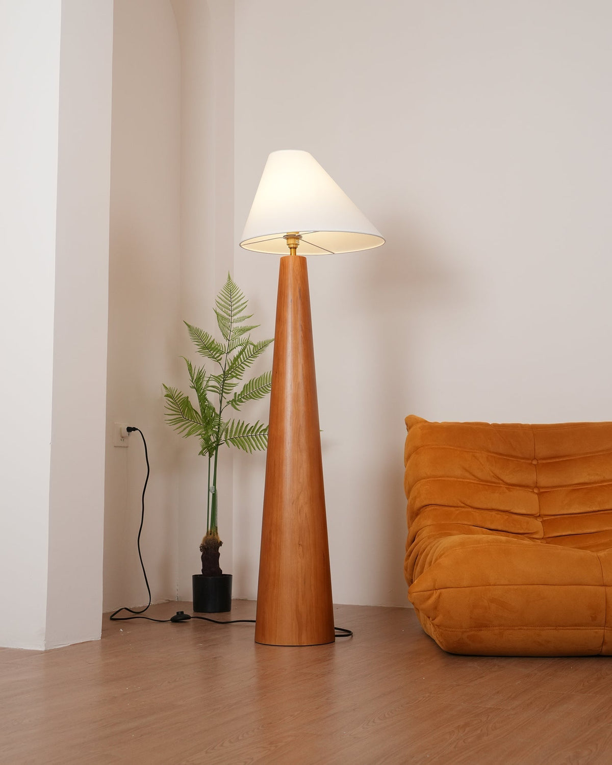 Pinnacle Minimalistische Stehleuchte aus Holz