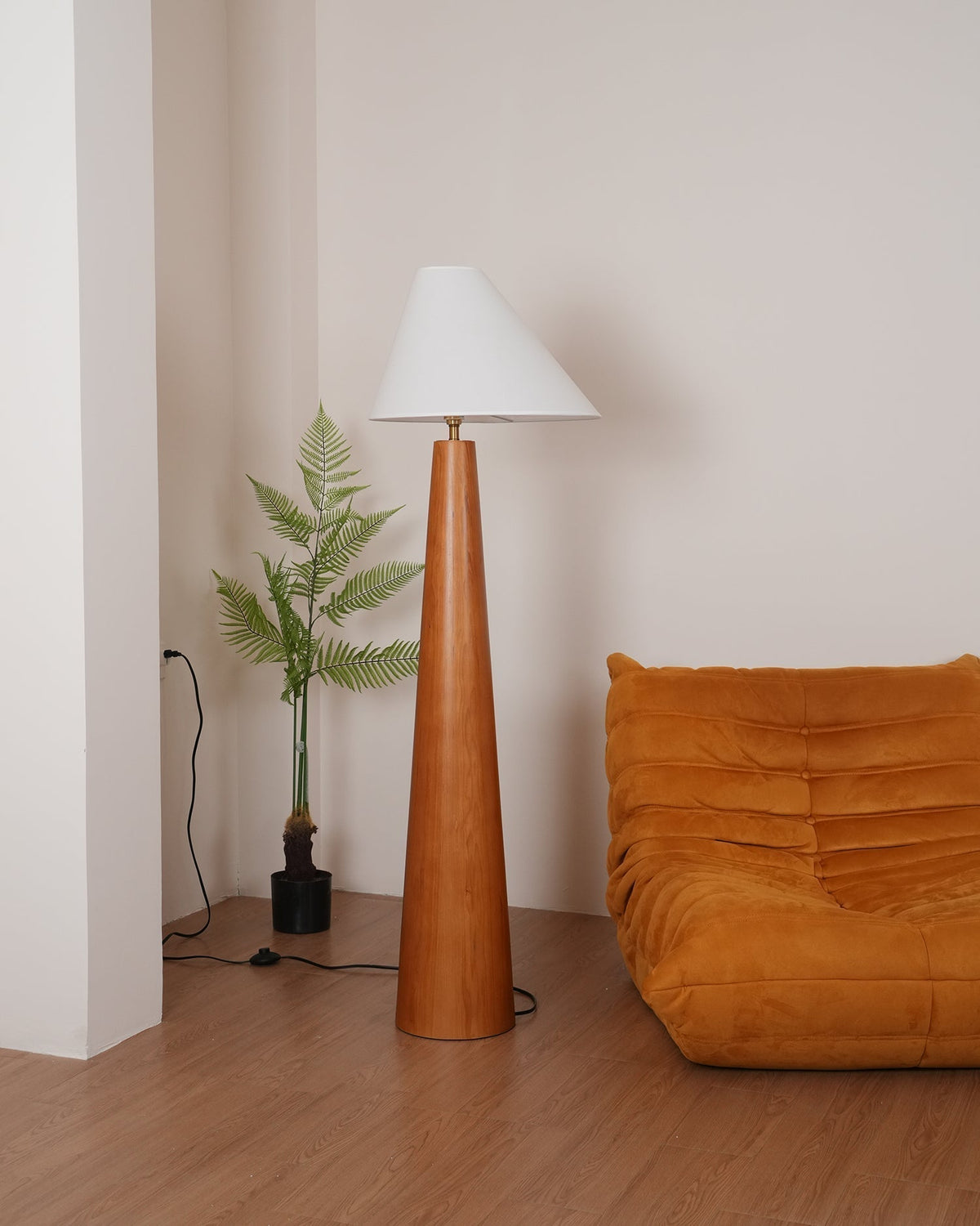 Pinnacle Minimalistische Stehleuchte aus Holz