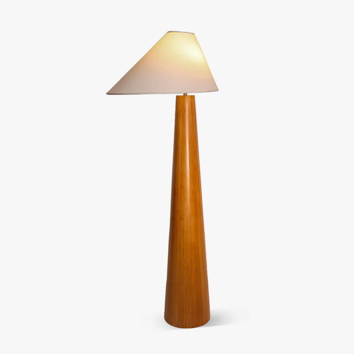 Pinnacle Minimalistische Stehleuchte aus Holz
