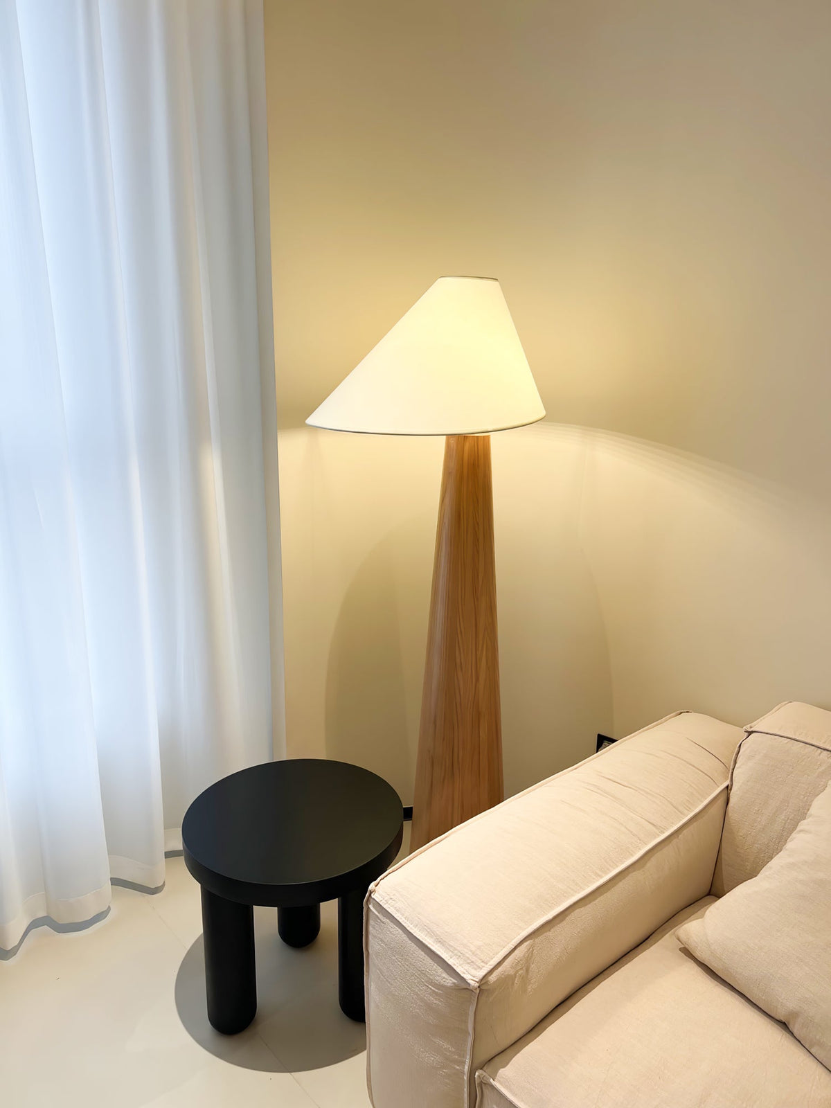 Pinnacle Minimalistische Stehleuchte aus Holz