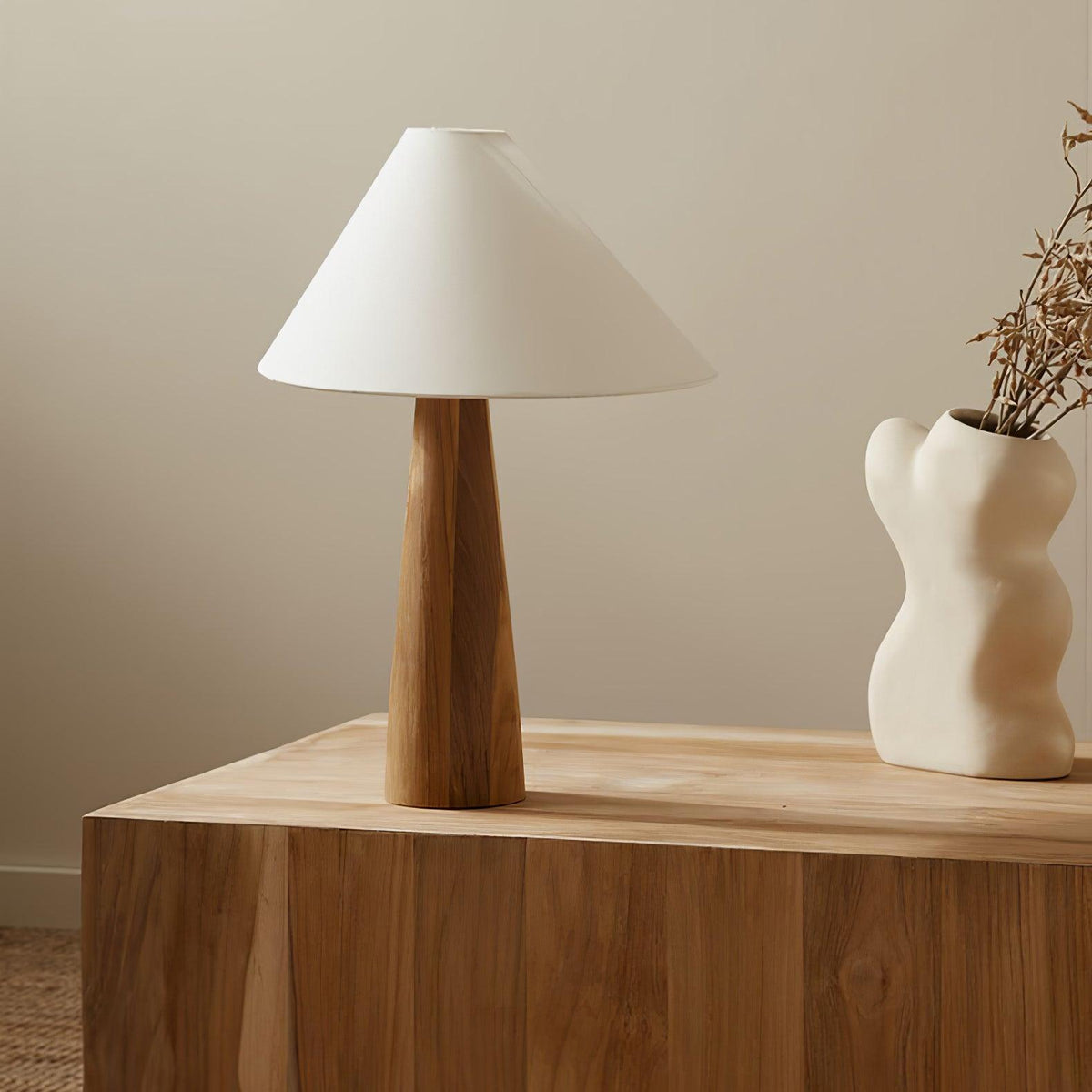 Mirose Tischleuchte aus Holz und Stoff im Landhausstil