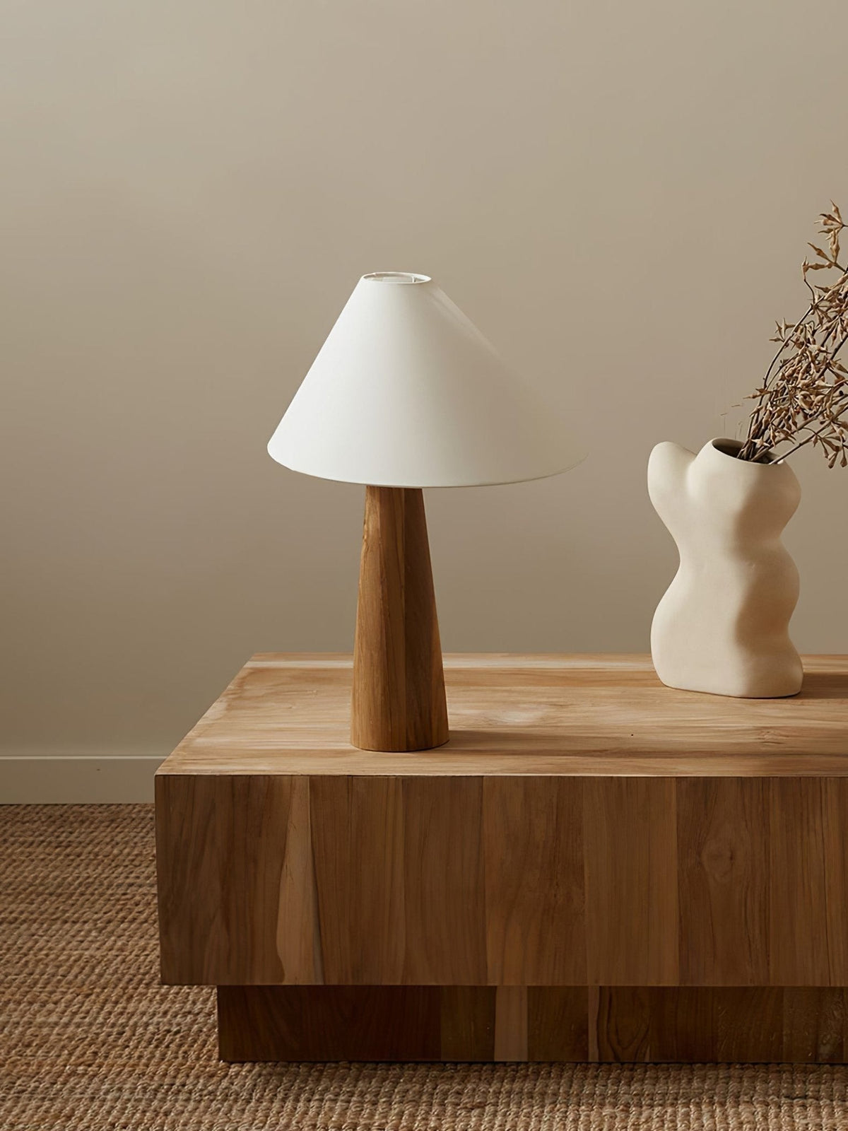 Mirose Tischleuchte aus Holz und Stoff im Landhausstil