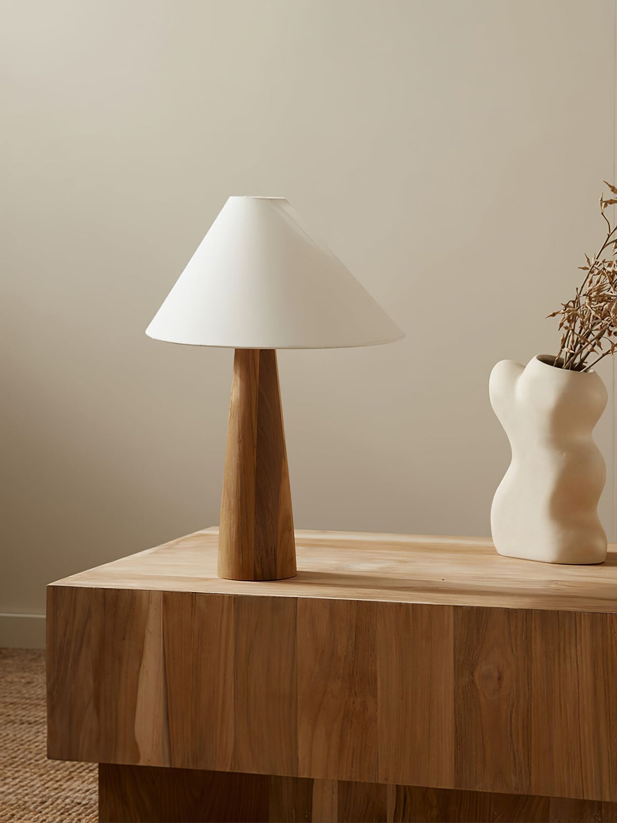 Mirose Tischleuchte aus Holz und Stoff im Landhausstil