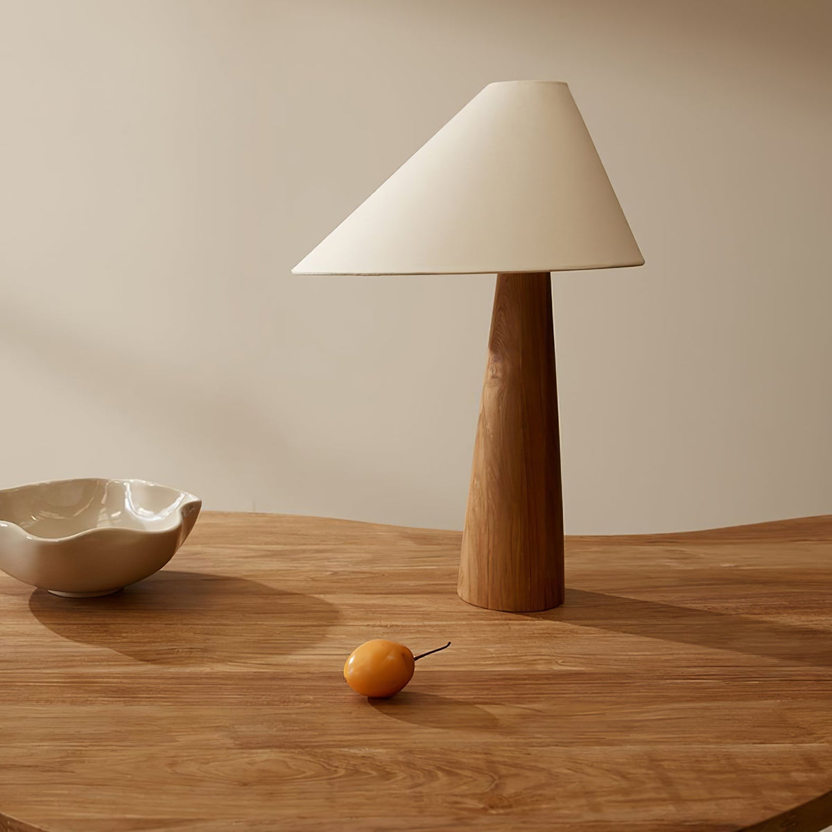 Mirose Tischleuchte aus Holz und Stoff im Landhausstil