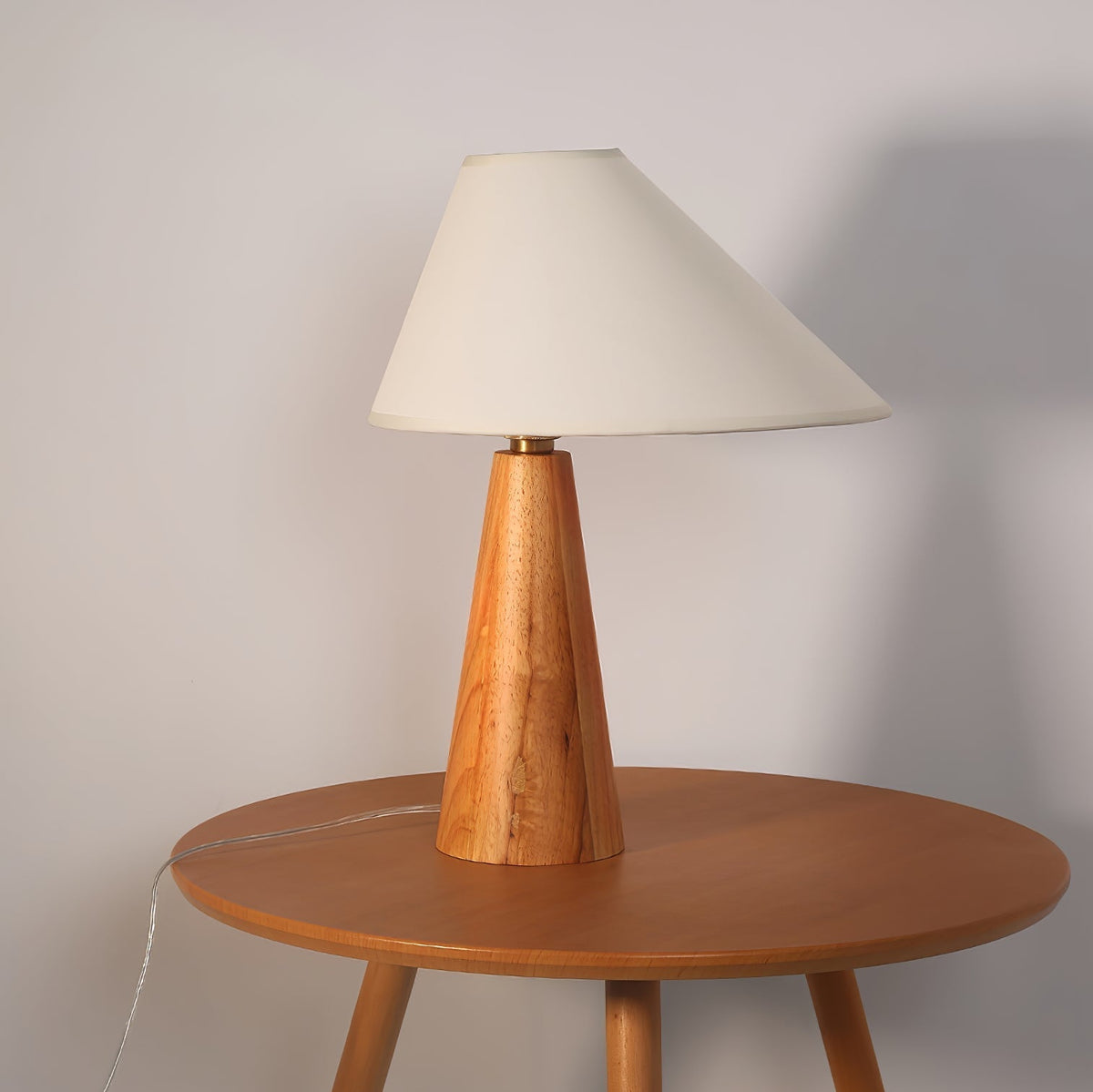 Mirose Tischleuchte aus Holz und Stoff im Landhausstil