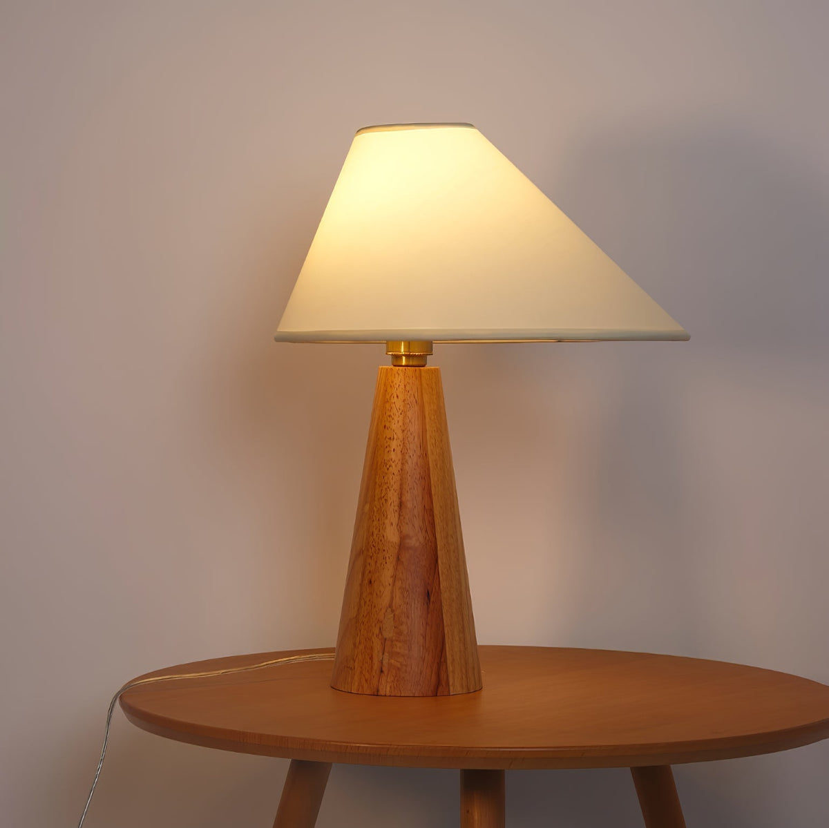 Mirose Tischleuchte aus Holz und Stoff im Landhausstil