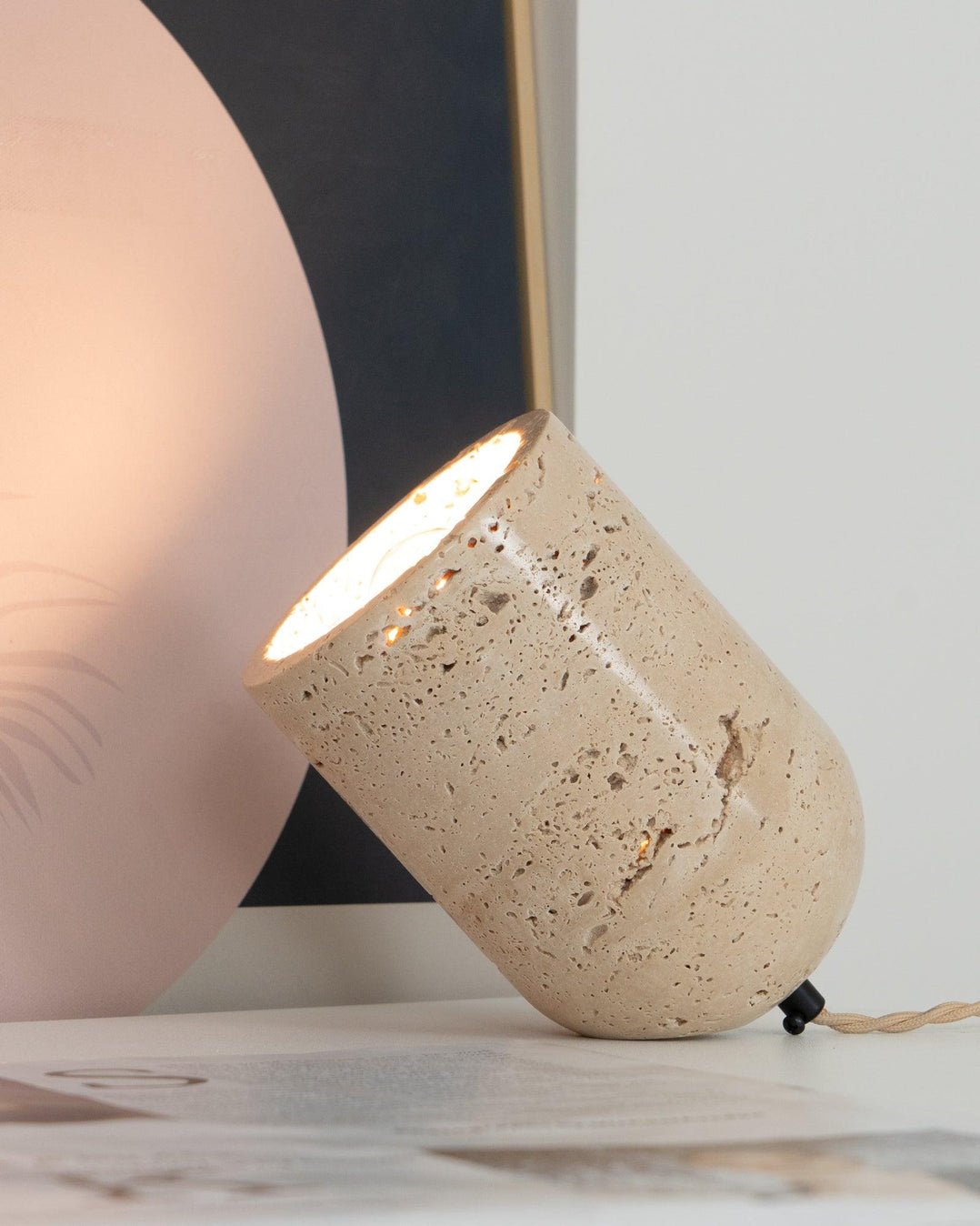 Valuaine Tischleuchte aus gelbem Travertin in Tapered Block-Form