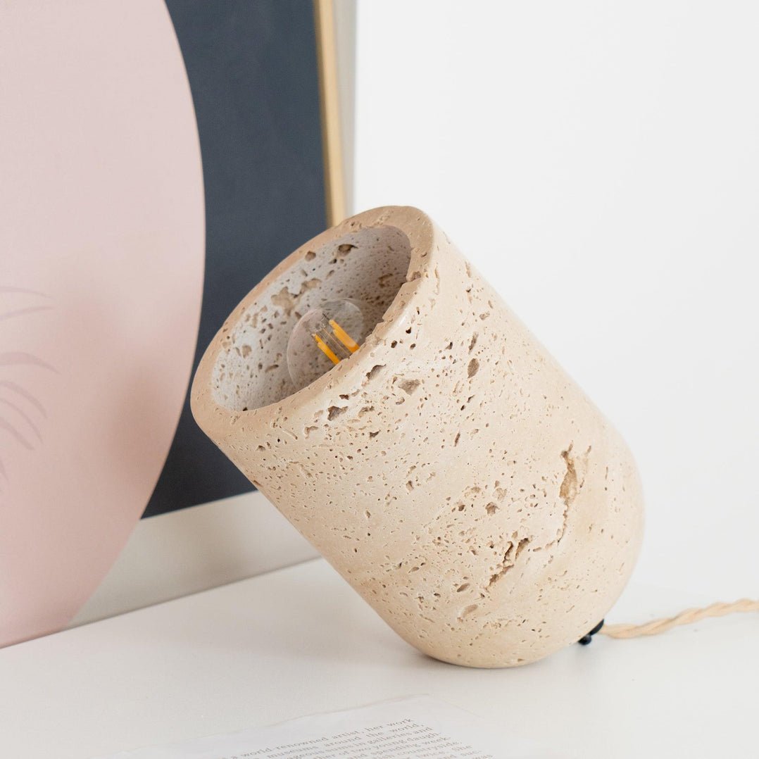 Valuaine Tischleuchte aus gelbem Travertin in Tapered Block-Form