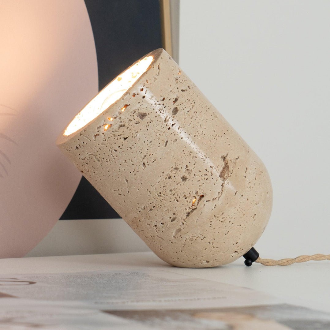 Valuaine Tischleuchte aus gelbem Travertin in Tapered Block-Form