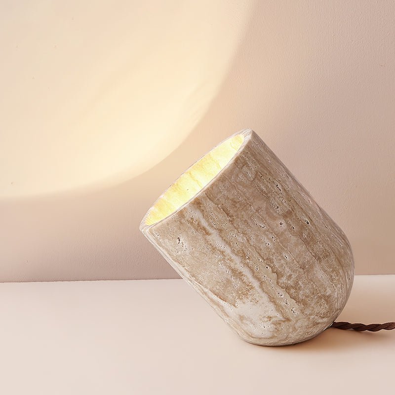 Valuaine Tischleuchte aus gelbem Travertin in Tapered Block-Form