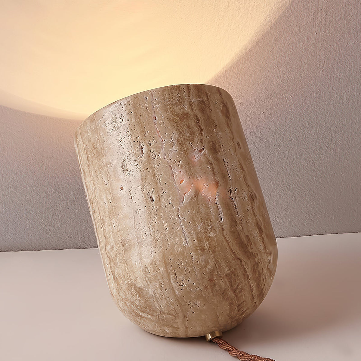 Valuaine Tischleuchte aus gelbem Travertin in Tapered Block-Form