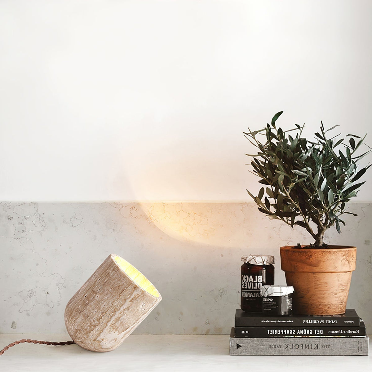 Valuaine Tischleuchte aus gelbem Travertin in Tapered Block-Form
