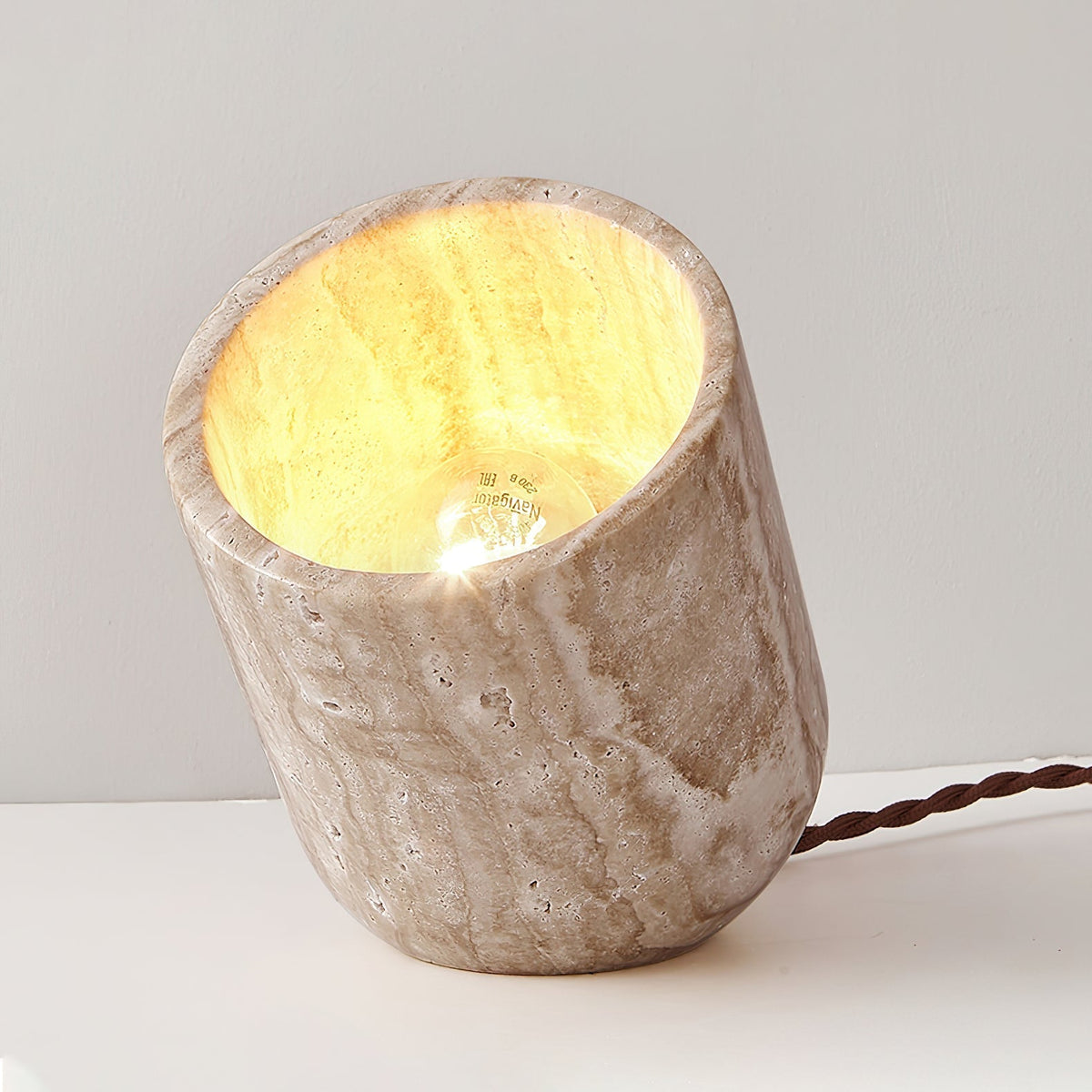 Valuaine Tischleuchte aus gelbem Travertin in Tapered Block-Form