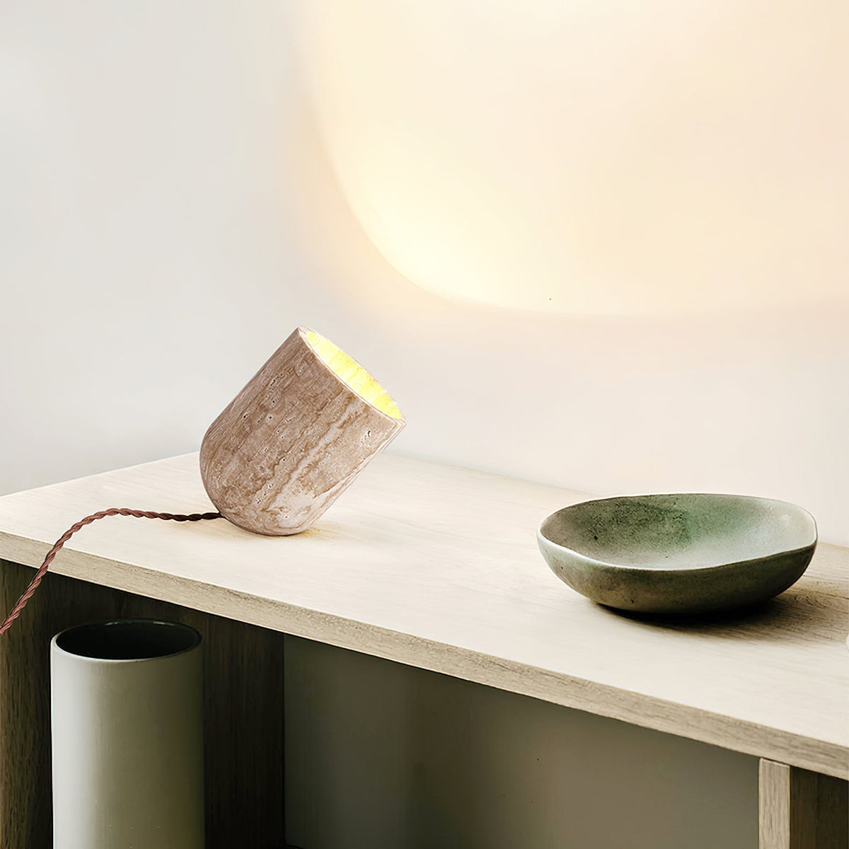 Valuaine Tischleuchte aus gelbem Travertin in Tapered Block-Form