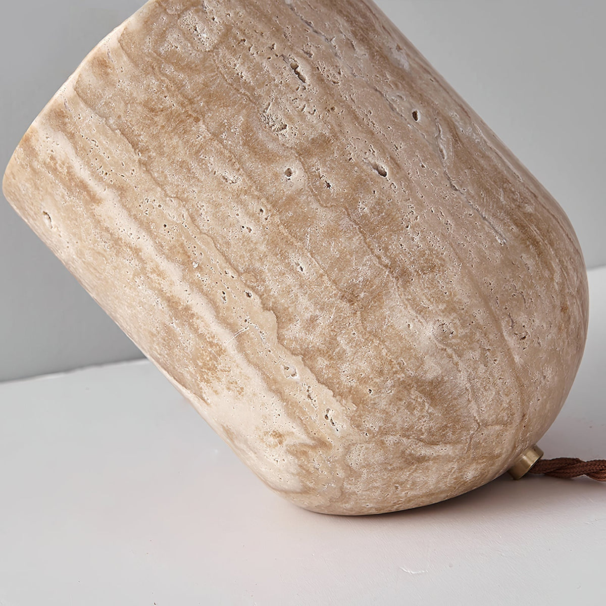 Valuaine Tischleuchte aus gelbem Travertin in Tapered Block-Form