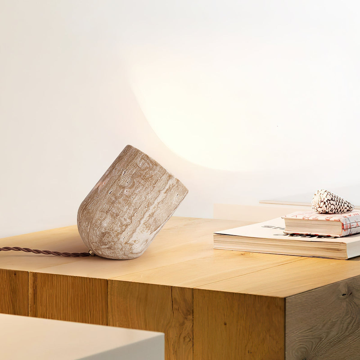 Valuaine Tischleuchte aus gelbem Travertin in Tapered Block-Form