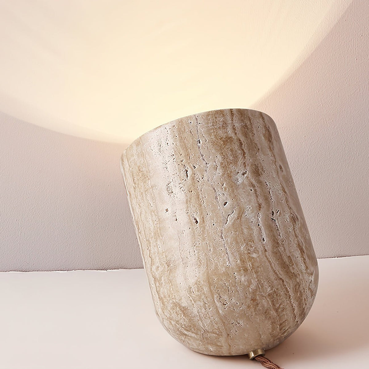 Valuaine Tischleuchte aus gelbem Travertin in Tapered Block-Form