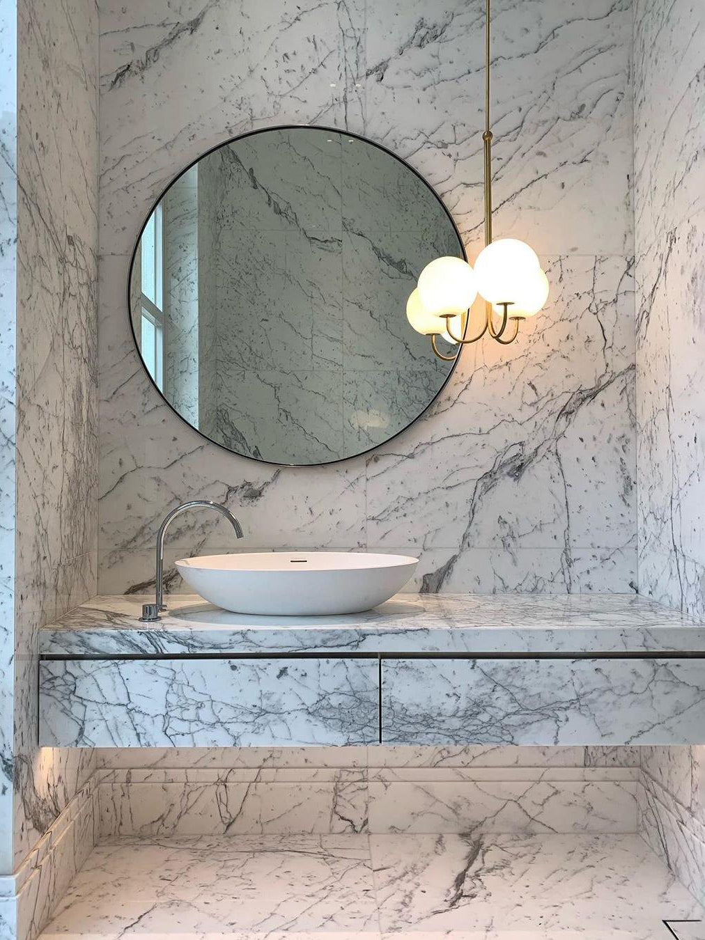 Brin Pendelleuchte aus Metall und Glas in eleganter Ausführung