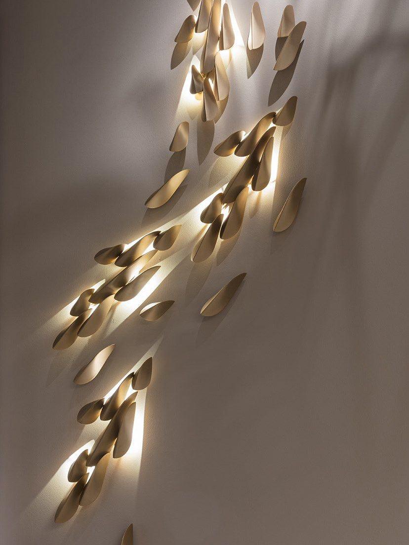 Avynis Abstract Messing-Wandleuchte