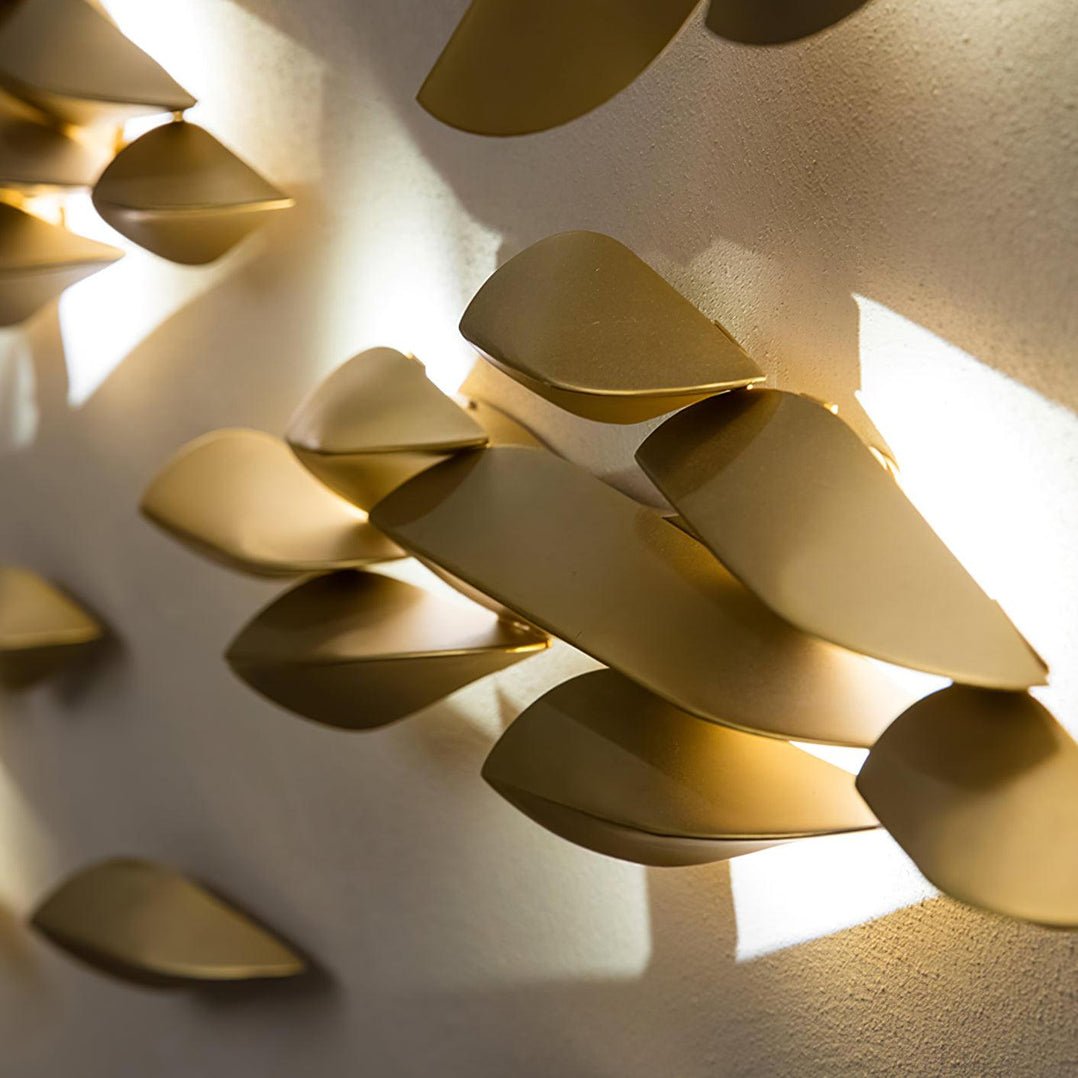 Avynis Abstract Messing-Wandleuchte