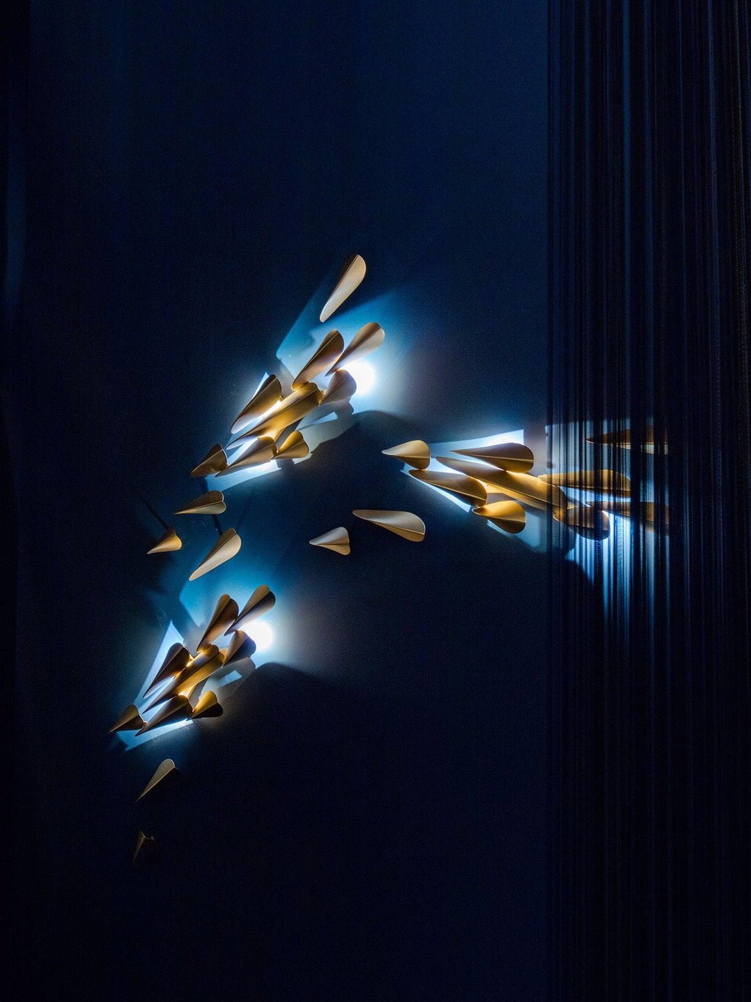Avynis Abstract Messing-Wandleuchte