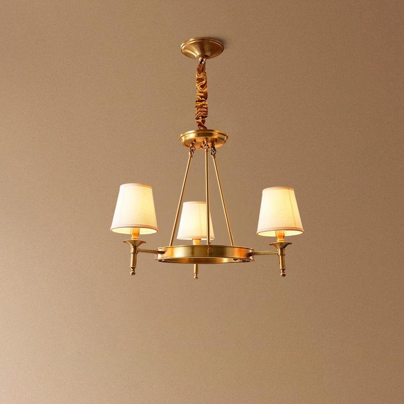 Dyvlen Kronleuchter aus poliertem Messing mit Leinen-Lampenschirmen zeitgenössisch 8-Light