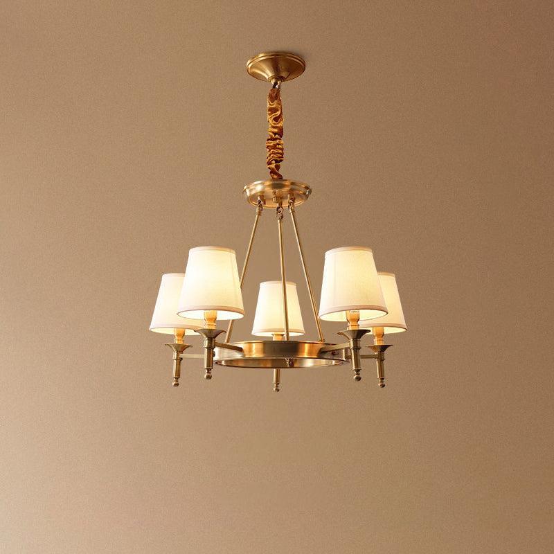 Dyvlen Kronleuchter aus poliertem Messing mit Leinen-Lampenschirmen zeitgenössisch 8-Light