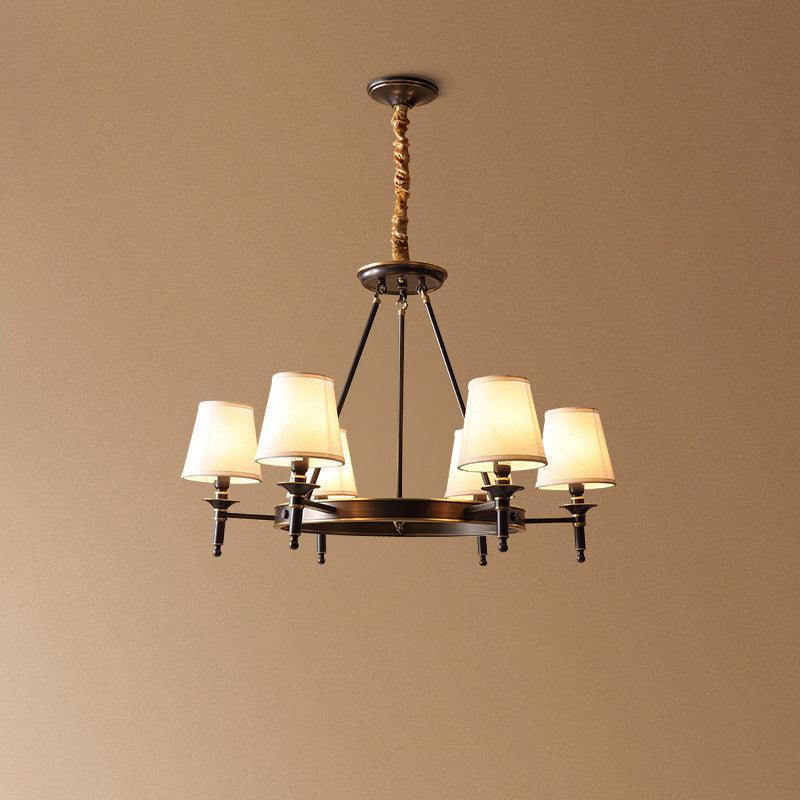 Dyvlen Kronleuchter aus poliertem Messing mit Leinen-Lampenschirmen zeitgenössisch 8-Light