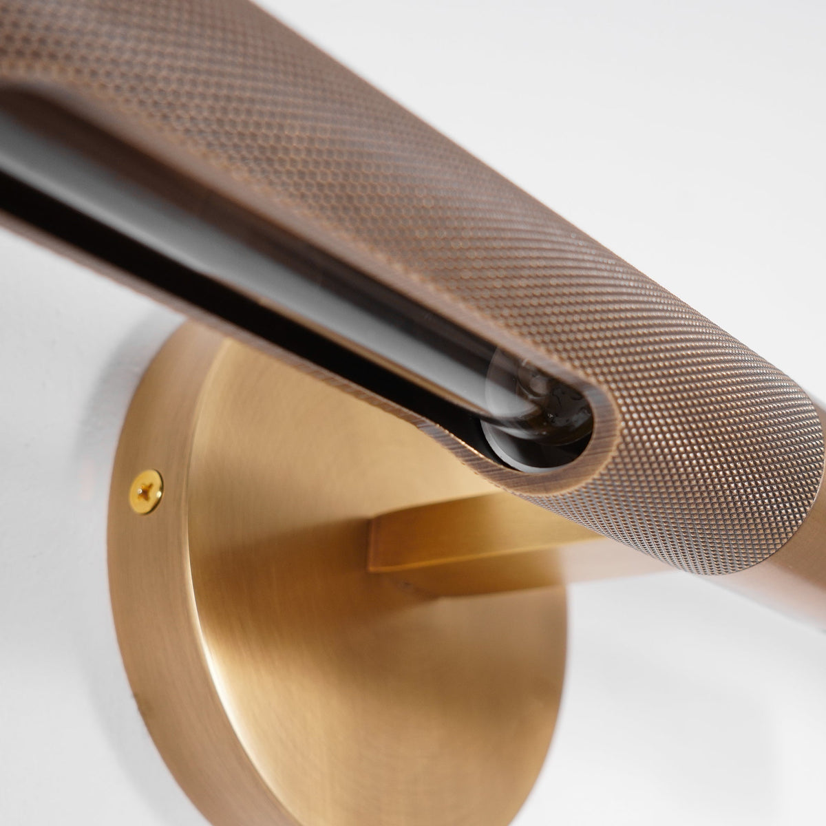 Sano zeitgenössische Messing-LED-Wandleuchte