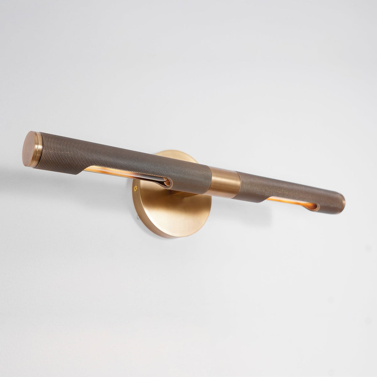 Sano zeitgenössische Messing-LED-Wandleuchte