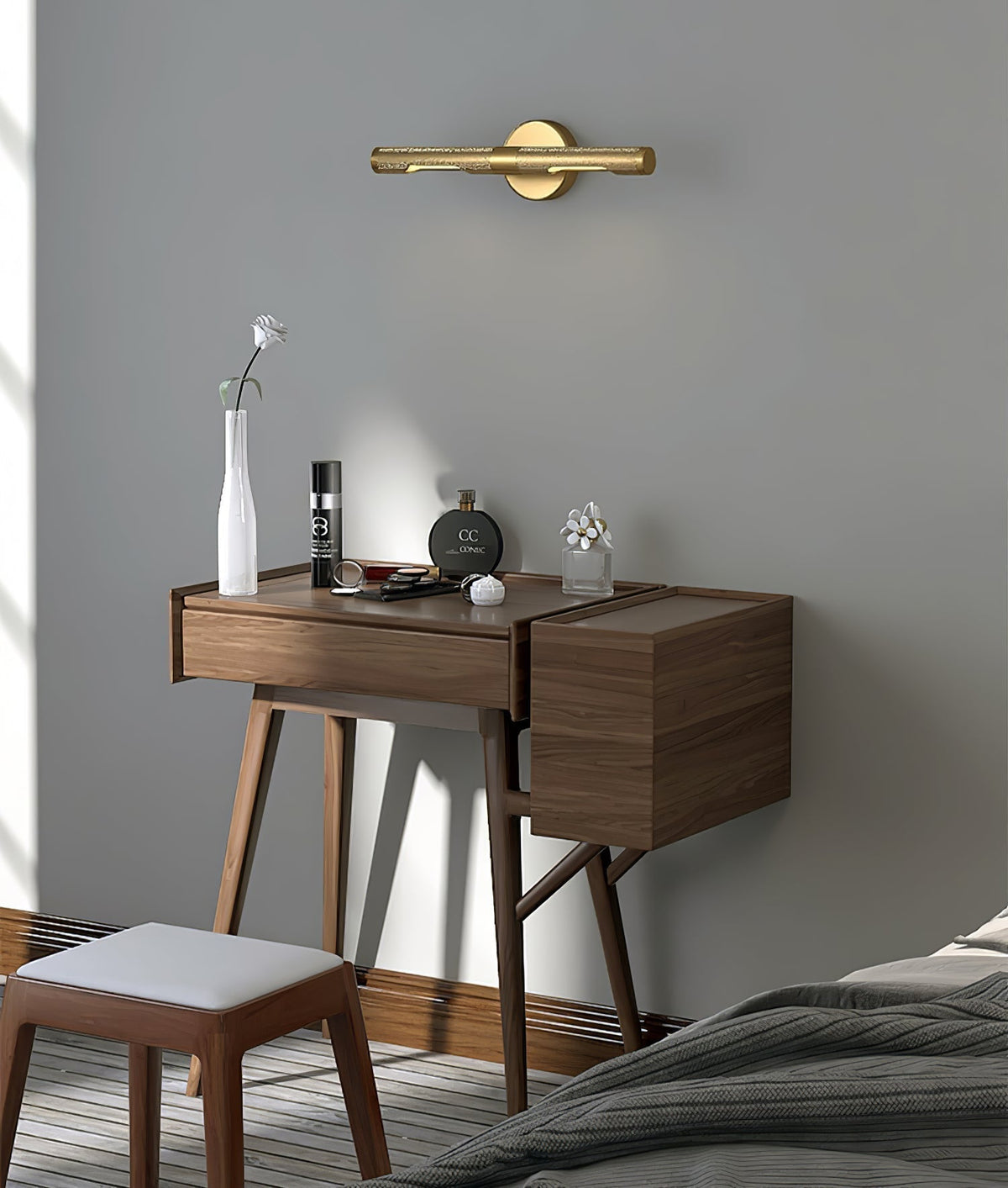 Sano zeitgenössische Messing-LED-Wandleuchte