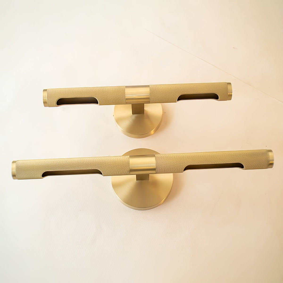 Sano zeitgenössische Messing-LED-Wandleuchte